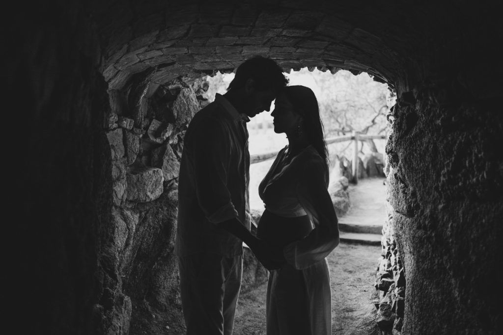 Sesión de fotografía de embarazo en blanco y negro - Nicole Gulau Fotografía