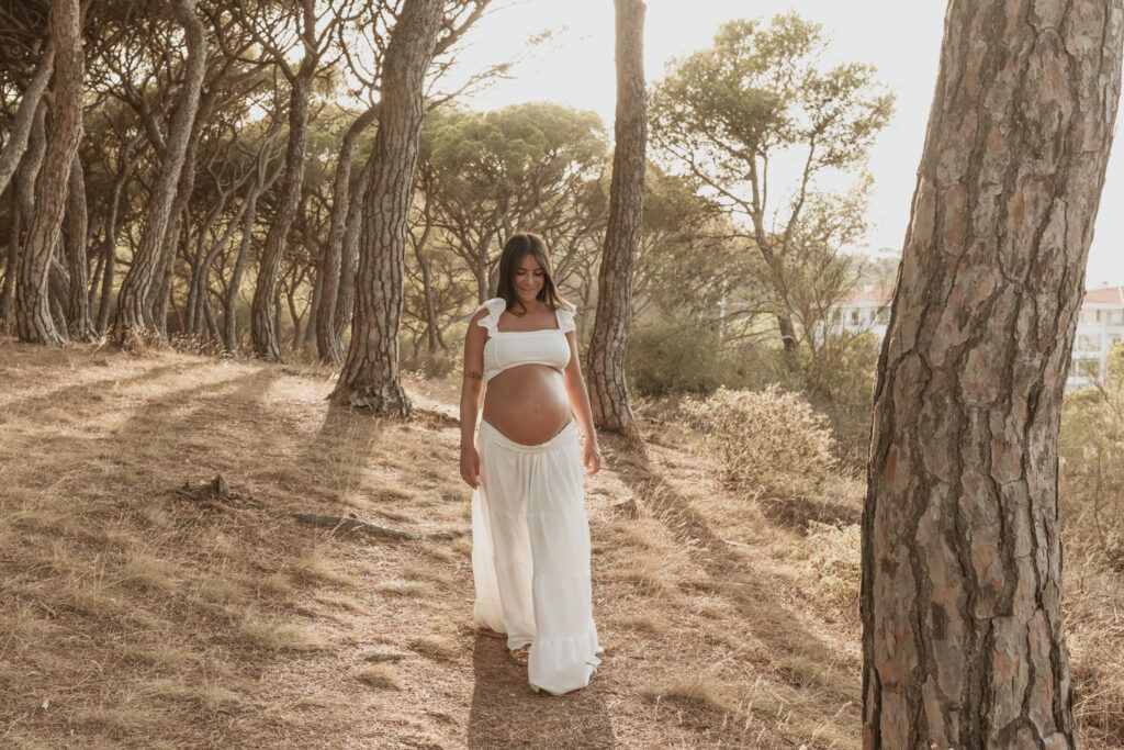 Fotografía natural de embarazo en bosque de Les Gavarres, Girona