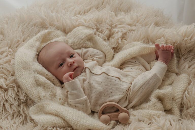familia-con-bebe-newborn-playa-de-aro