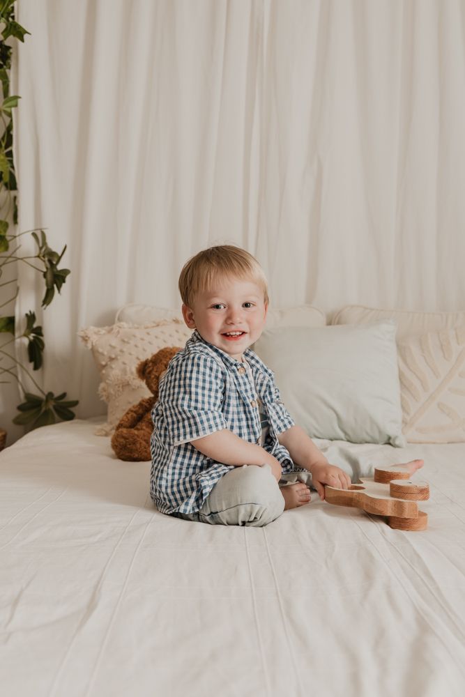 Niño pequeño durante sesión de fotos en estudio de fotografía infantil en Girona