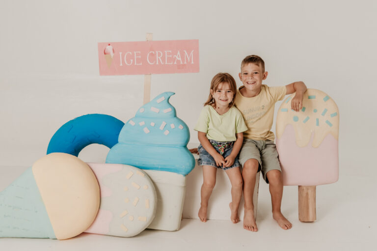 Fotografía infantil creativa con helados en estudio en Girona