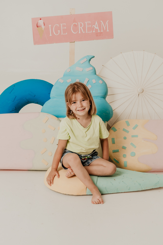 Fotos infantiles divertidas en estudio de Girona – temática verano y helado