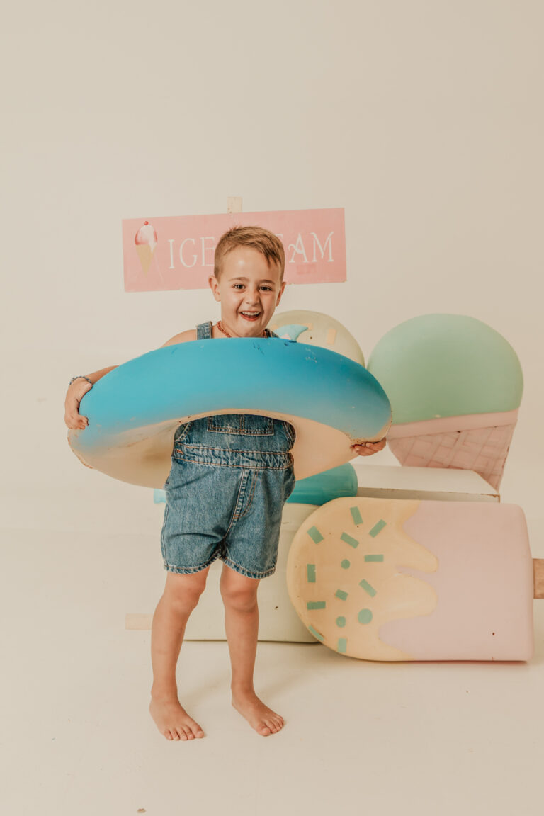 Imágenes frescas y divertidas de mini sesión infantil en Girona