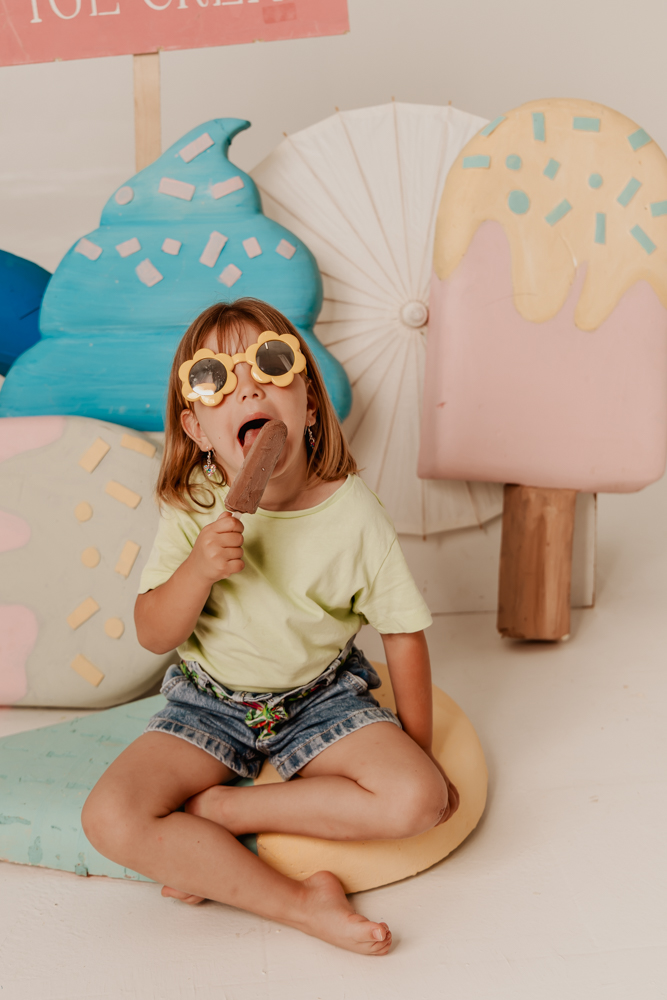 Niña disfrutando de sesión fotográfica veraniega en Girona