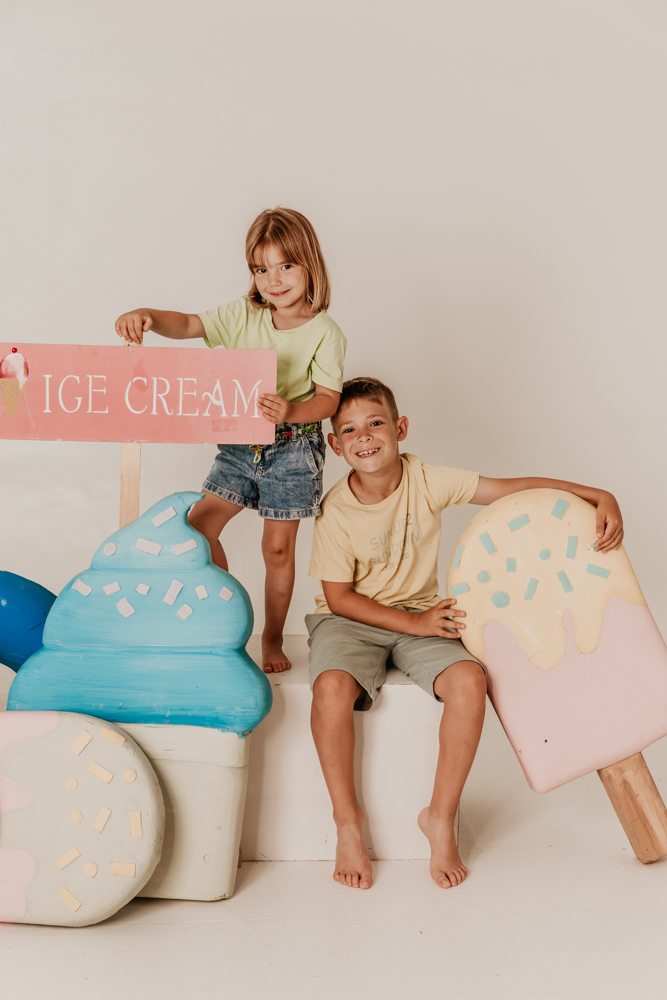 Niño en de fotos de verano con helado en Girona